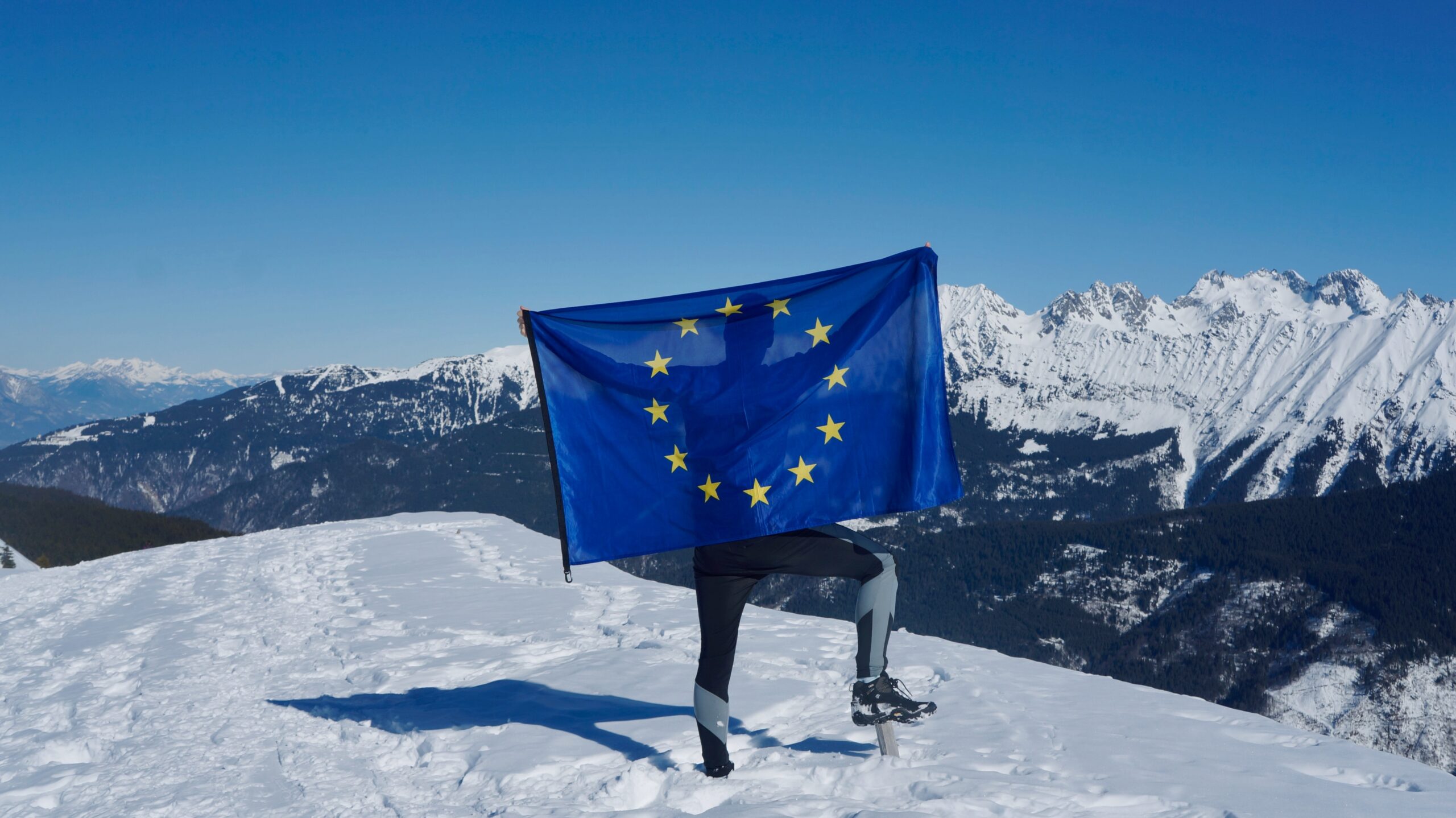 Faktasjekkere kan være bra. De avslører her ufrivillig sannheten. Det er EU som bestmenner vaksinereglene i Norge.