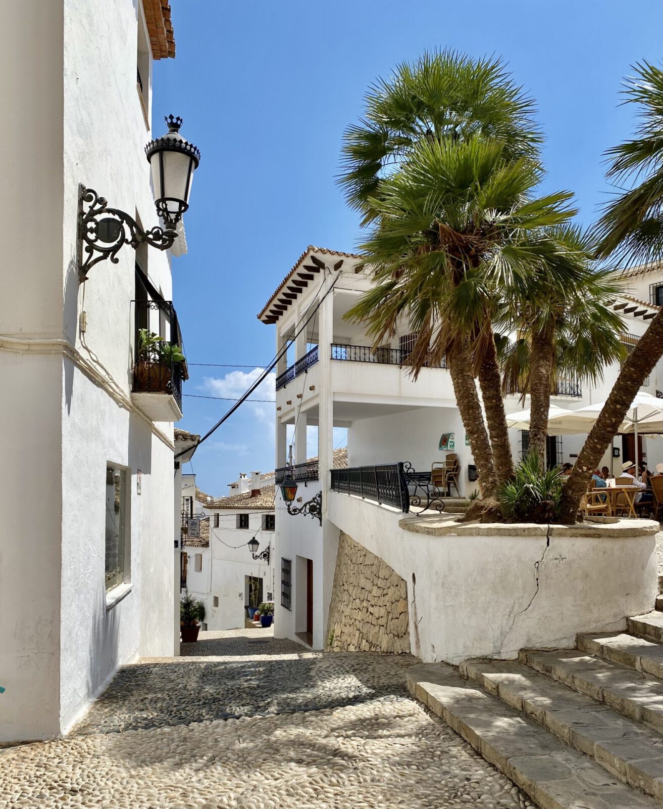 Spania hjelper innbyggerne - Slik hjelper den spanske regjeringen landets innbyggere i en tid med økende inflasjon. Kirkeplassen i gamlebyen i Altea, Spania.
