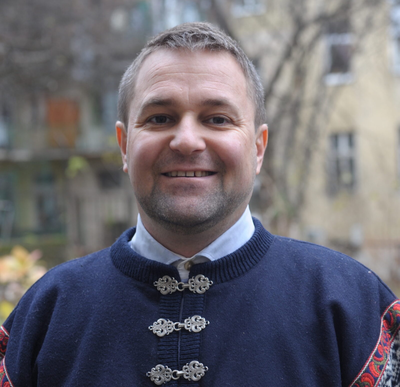 Forleggeren Tore elsker å sette venstreekstremister på plass - Tore Rasmussen (42) er både forlegger i Legatum Publishing og listetopp for Norgesdemokratene i Haugesund. I dag svarer han Øyvind Strømmen i innlegget Franske mareritt i Aftenposten, hvor kommentarfeltet er enig med Tore, ikke med de i hovedstrømsmediene prøver seg med alternative virkeligheter. Mange har sterke meninger om Tore Rasmussen, Norgesdemokratenes listetopp i Haugesund. Beklageligvis for sine meningsmotstandere er han flink til å svare. Videopresentasjon kommer senere.