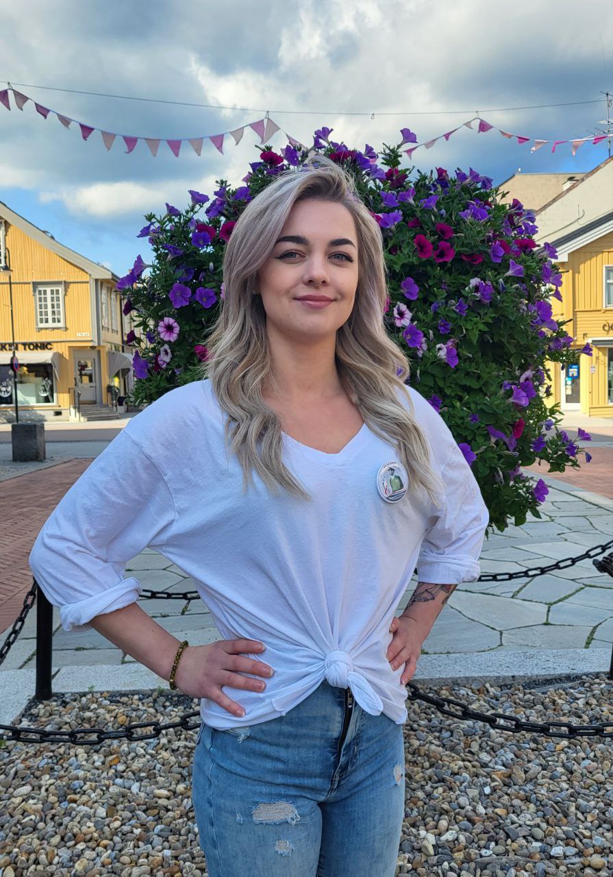 Mari Elise er listetopp i Kongsberg for å lede en fredelig og demokratisk revolusjon - Selv om Mari Elise Klokseth (28) mener det er gode grunner til å se mørkt på verden, gir engasjementet i Norgesdemokratene henne håp, og derfor leder hun an i kampen i Kongsberg for å jobbe for en fredelig, sosial og demokratisk revolusjon til folkets beste som tar et oppgjør med urett og korrupsjon. Mari Elise er listetopp i Kongsberg for å lede en fredelig og demokratisk revolusjon